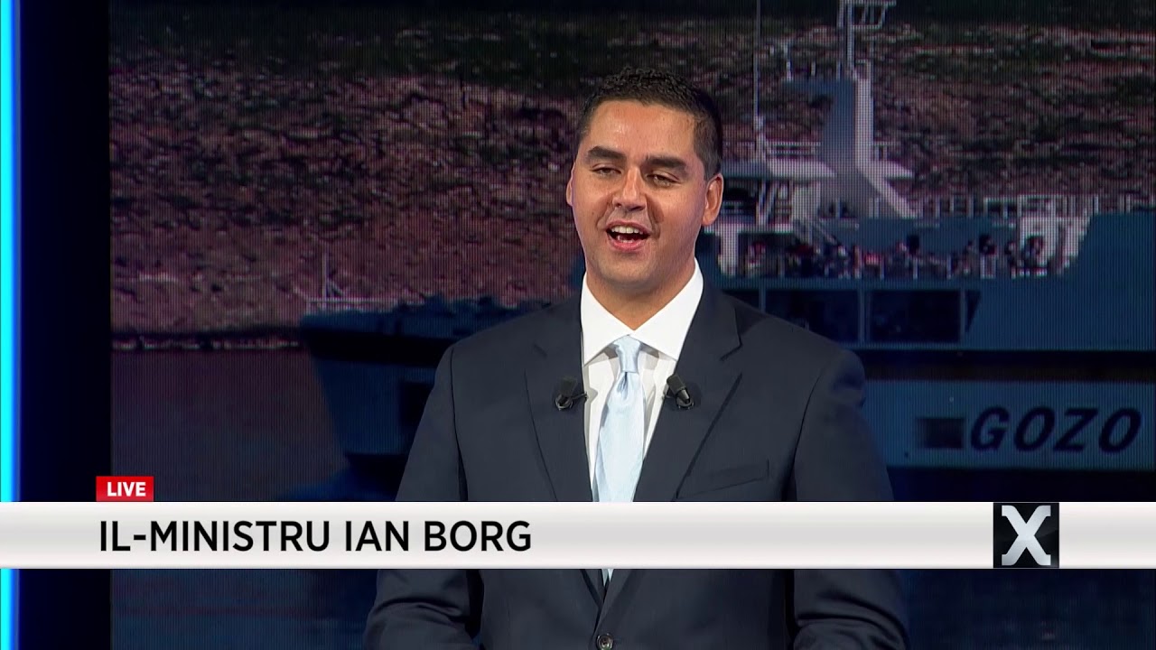 Il-Ministru Evarist Bartolo jsaqsi lil Ministru Ian Borg.