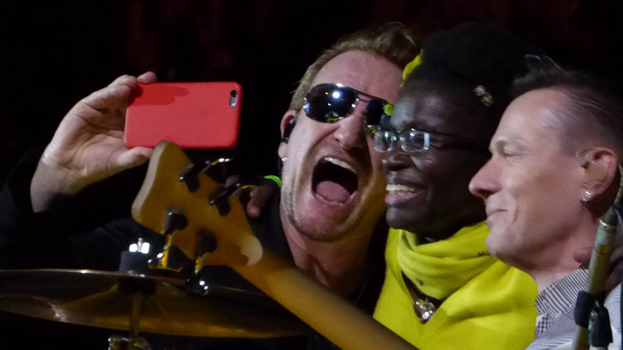 U2 - Elevation 'girl on stage' (HD) - Paris 06-12-2015