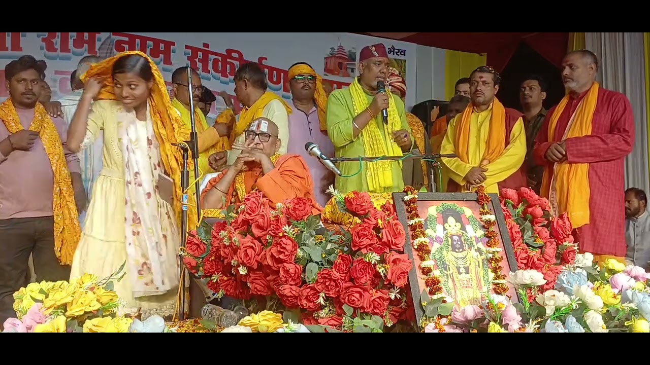 गुरु जी सम्मानित करते हुए