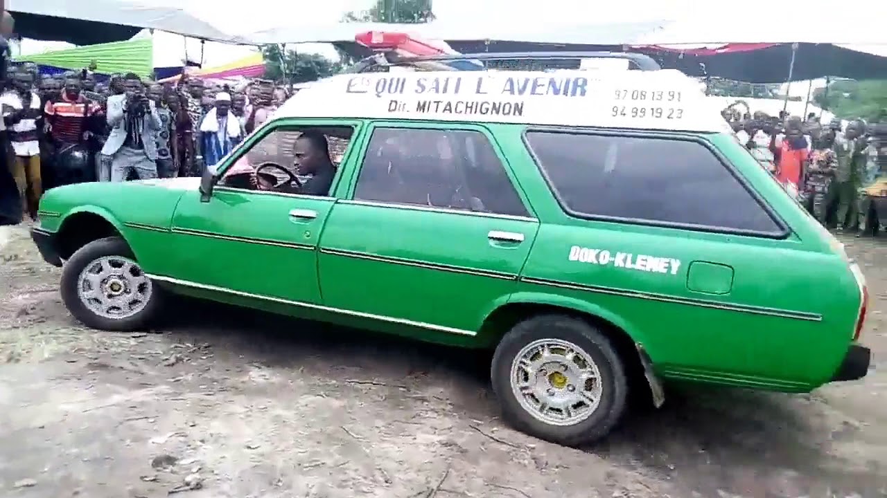 il y a un cercueil dans cette voiture Vu au Bénin lors des obsèques de l'artiste Dahoué Doto