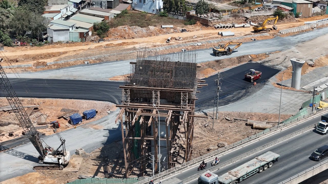 Nút giao thông Tân Vạn trưa ngày 02/02/2026, tiến độ vẫn đang hơi chậm.