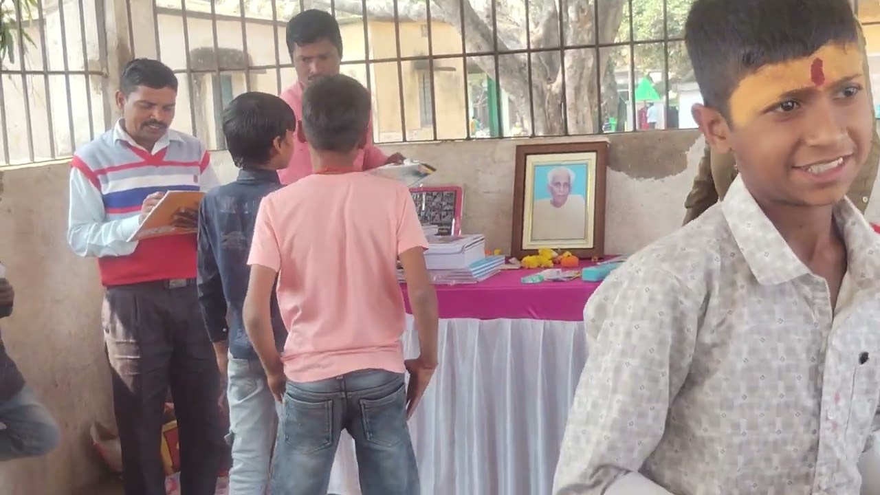 पं जवारा पंचायत में माधवन जी के जन्म दिन पर बच्चों के बीच खेल प्रतियोगिता के साथ पठन पाठन की सामग्री