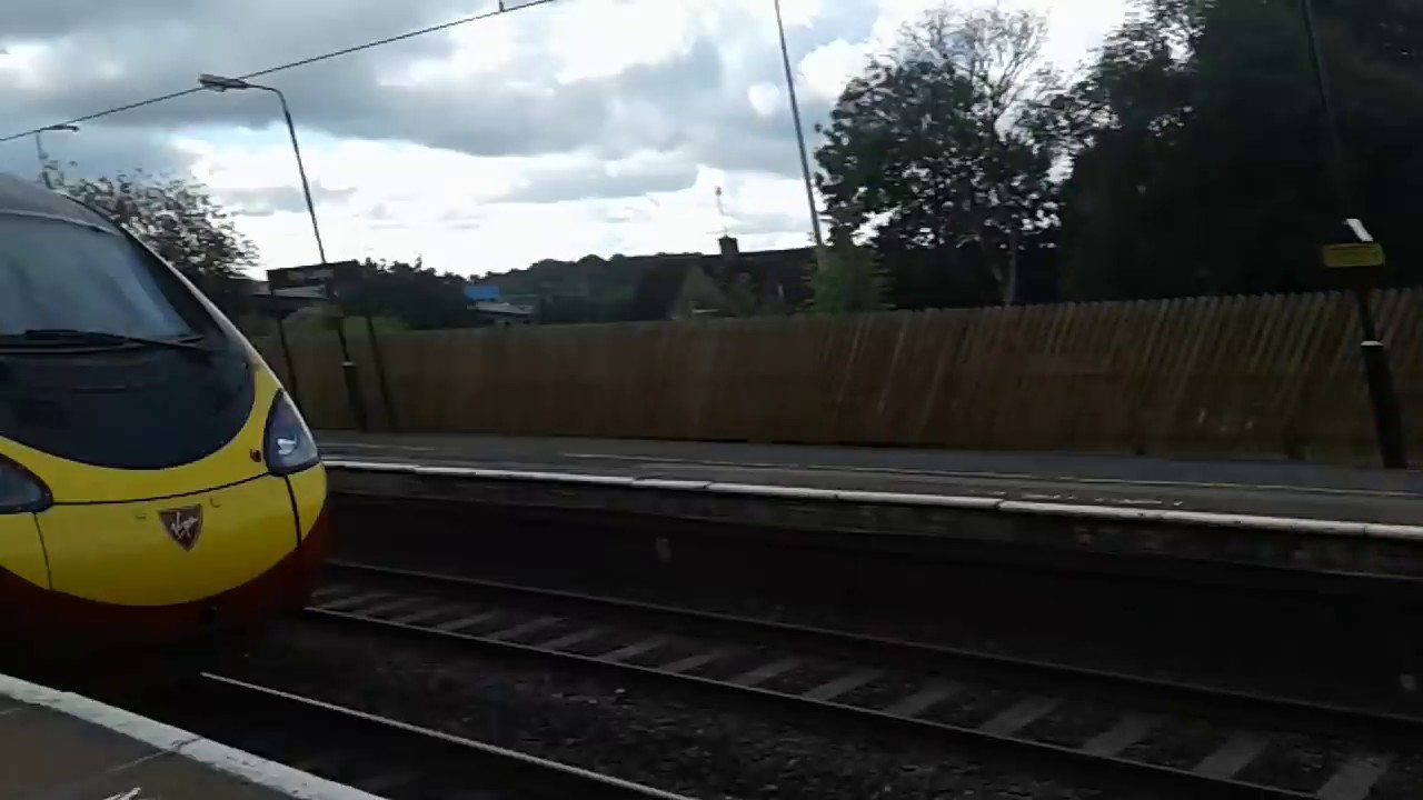 Trains at: Kings Langley, WCML, 12/10/16