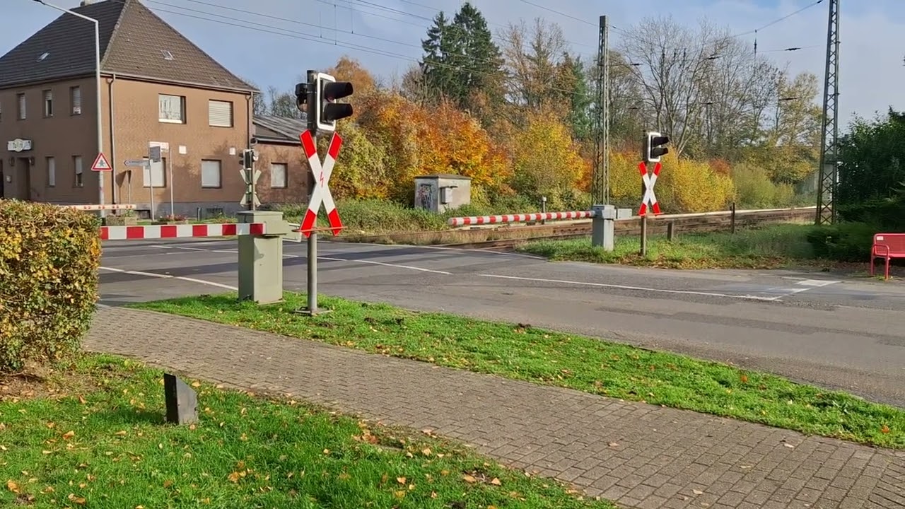 EisebunnKräizgang Spoorwegovergang Bahnübergang Empel-Rees 10.11.2025 13:20 
