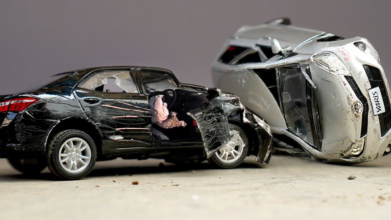 Toyota Corolla vs. Toyota Yaris/Vitz Diecast Crash Test – Epic Slow-Motion Destruction!