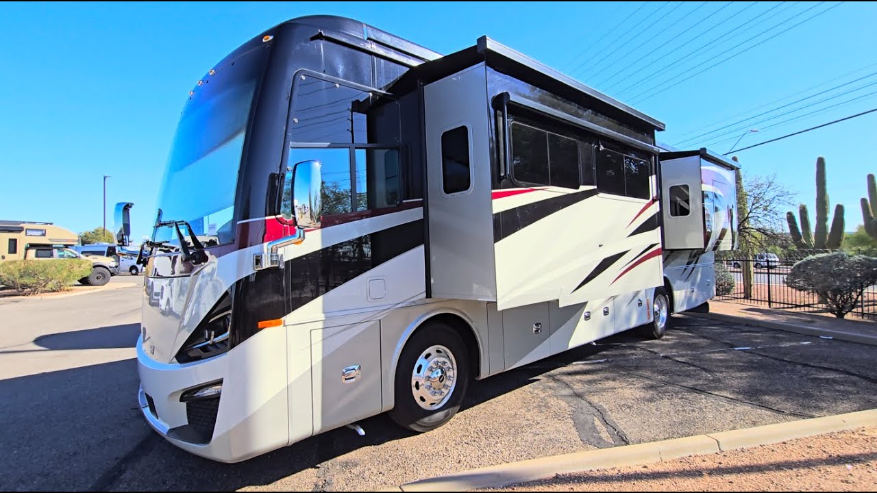 Clean 2022 PHAETON 36SH Maroon Coral FBP! Only 22,717 Miles! Trend Beige III Freightliner XCM