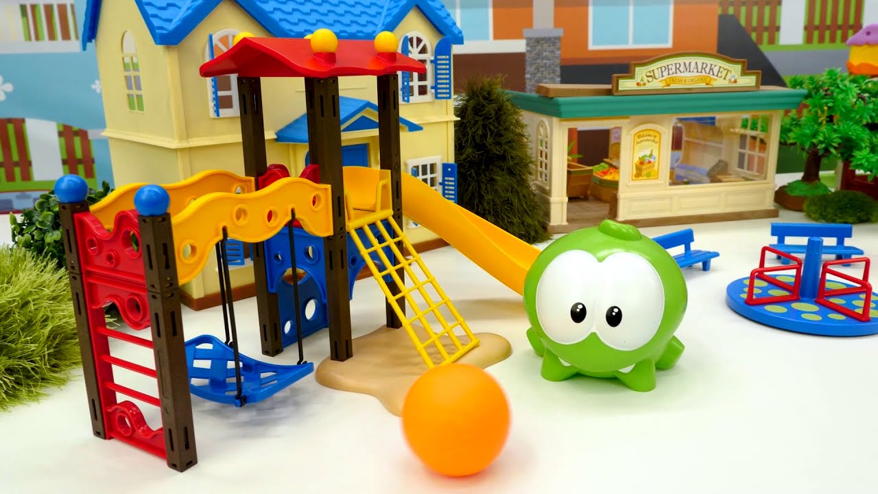 Monstrinho verde comprou uma sacola cheia de doces! História com brinquedos