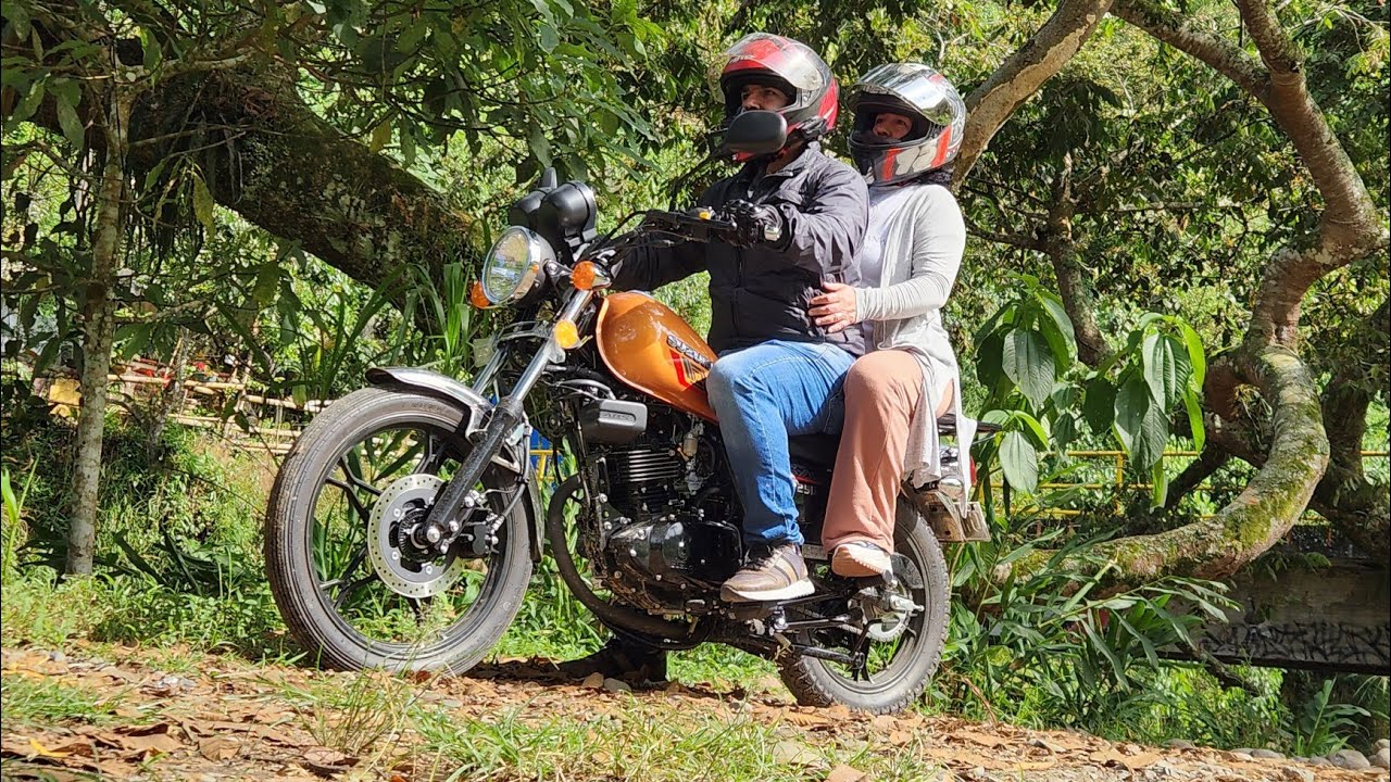 Suzuki GN 125 ABS en SUBIDA con PASAJERO