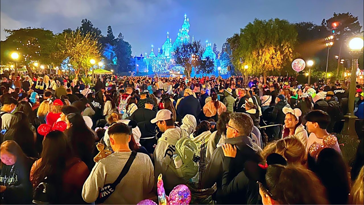 Super Busy Night At Disneyland Park Anahiem CA! Rides, Holiday Season 2024, Crowds & More
