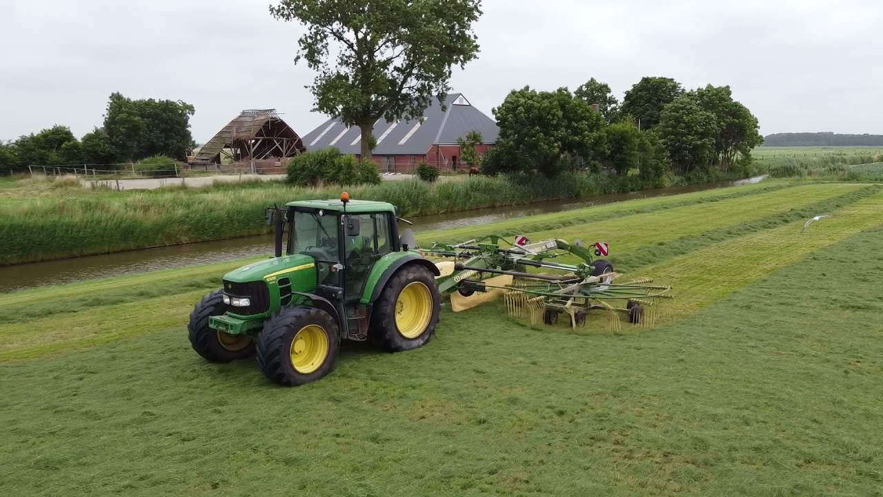 Harken met een John Deere 6330 + Krone Swadro TC 880.