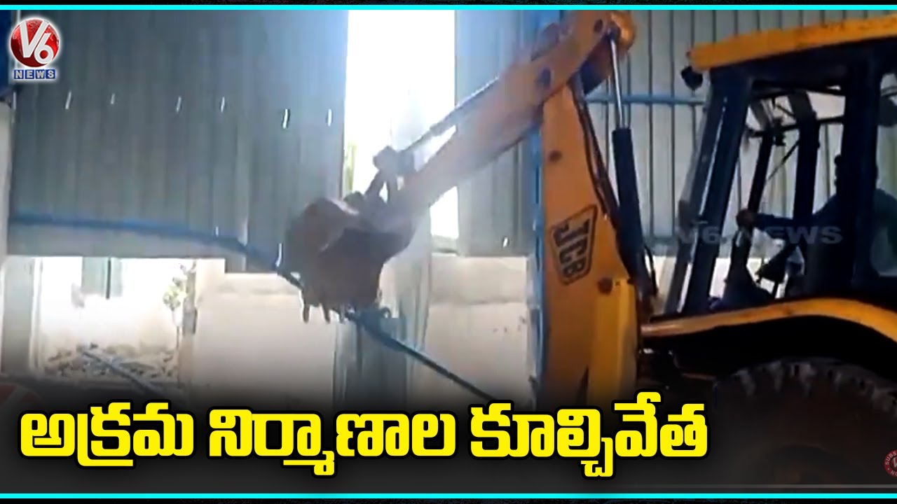 Officers Demolish Illegal Building At Kapra Circle | Hyderabad | V6 News