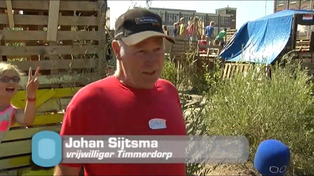 Kinderen timmeren dorp van planken en pallets