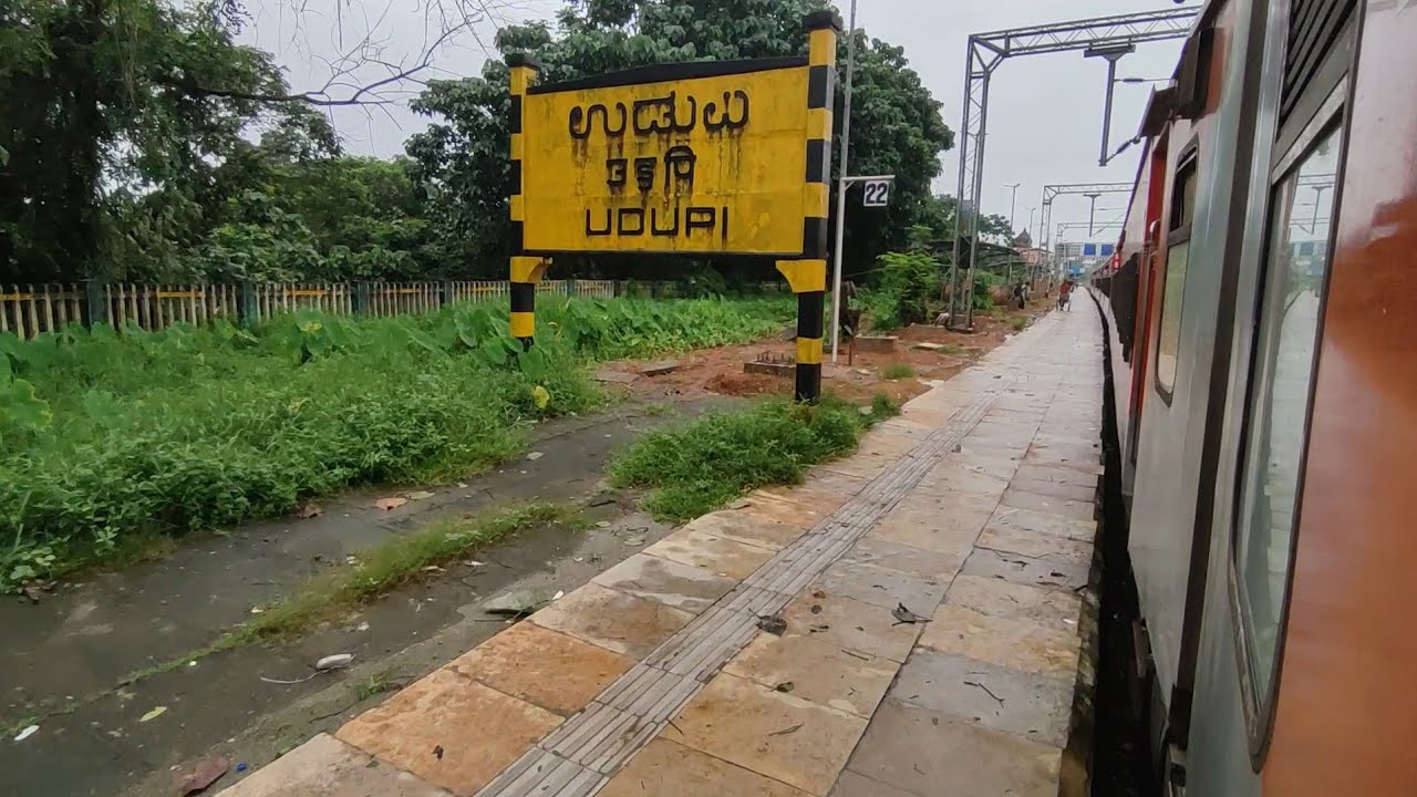 घने जंगल से निकलकर कोंकण रेल्वे के udupi स्टेशन पहुंचती हुई निजामुद्दीन एक्स्प्रेस।