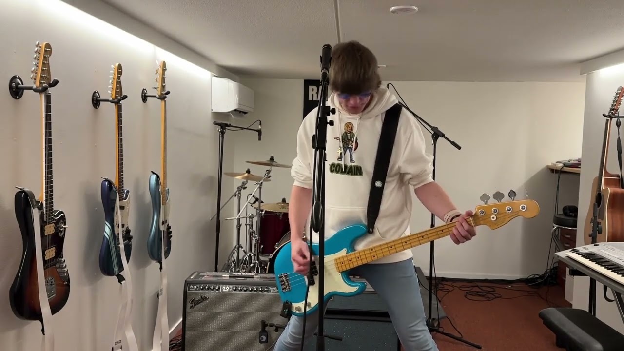 Ramones - Bonzo Goes To Bitburg Bass Cover