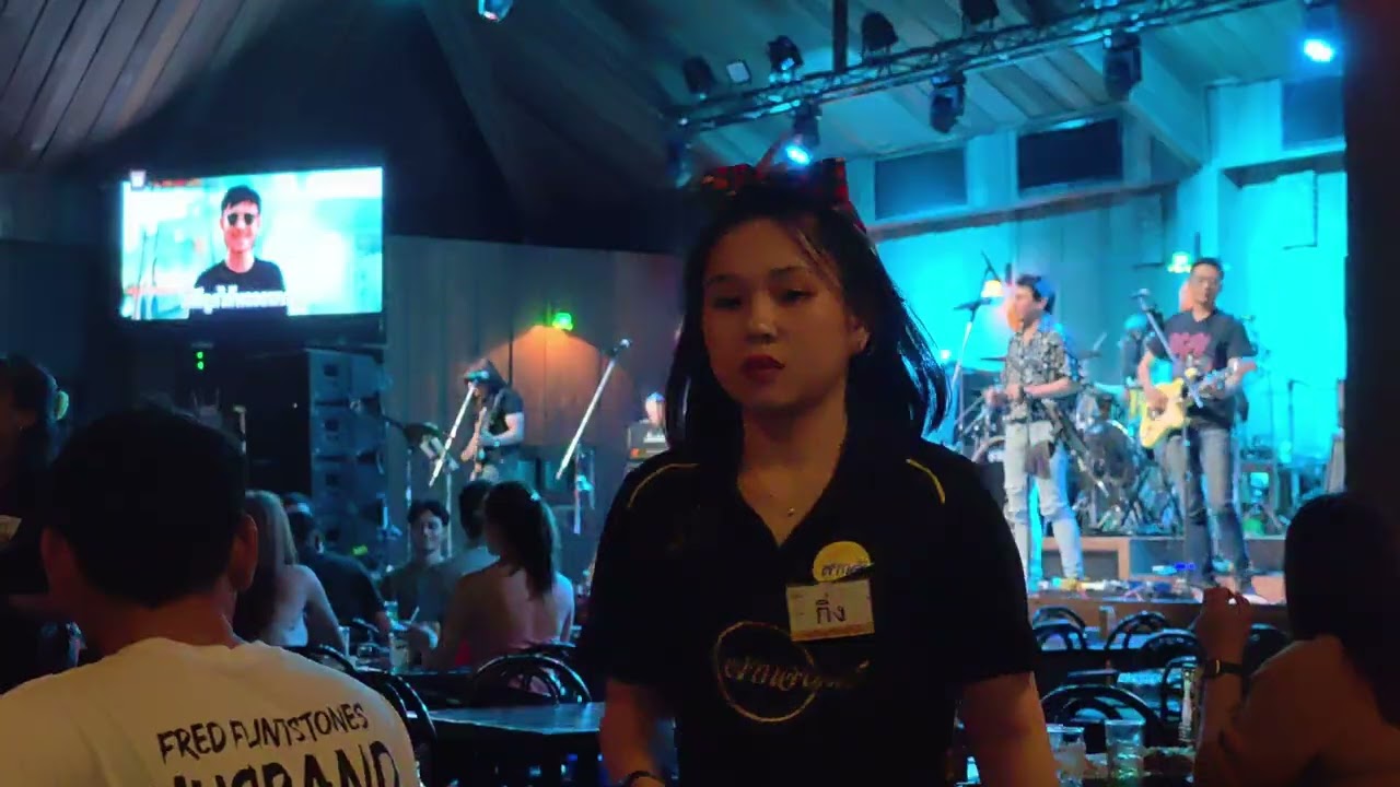 ร้านฝากจันทร์  A chill Thai bar in Chanthaburi.  Next to Orbit night club.   Both have live band.