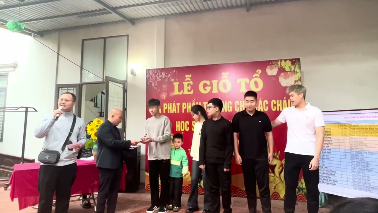 Lễ Giỗ Tổ các cháu được nhận phần thưởng vui quá