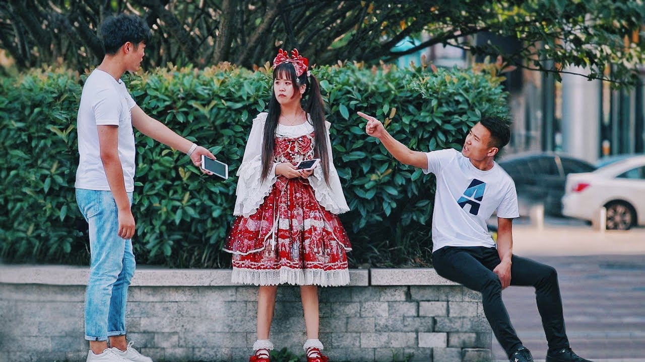 What would passers-by do when they saw a girl in Lolita was abused? 穿洛丽塔的女生街头遭陌生小伙无端辱骂，路人：闭嘴，你快走吧！
