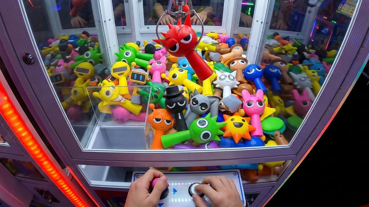Picking Sprunki with the teddy bear claw machine is really wonderful.