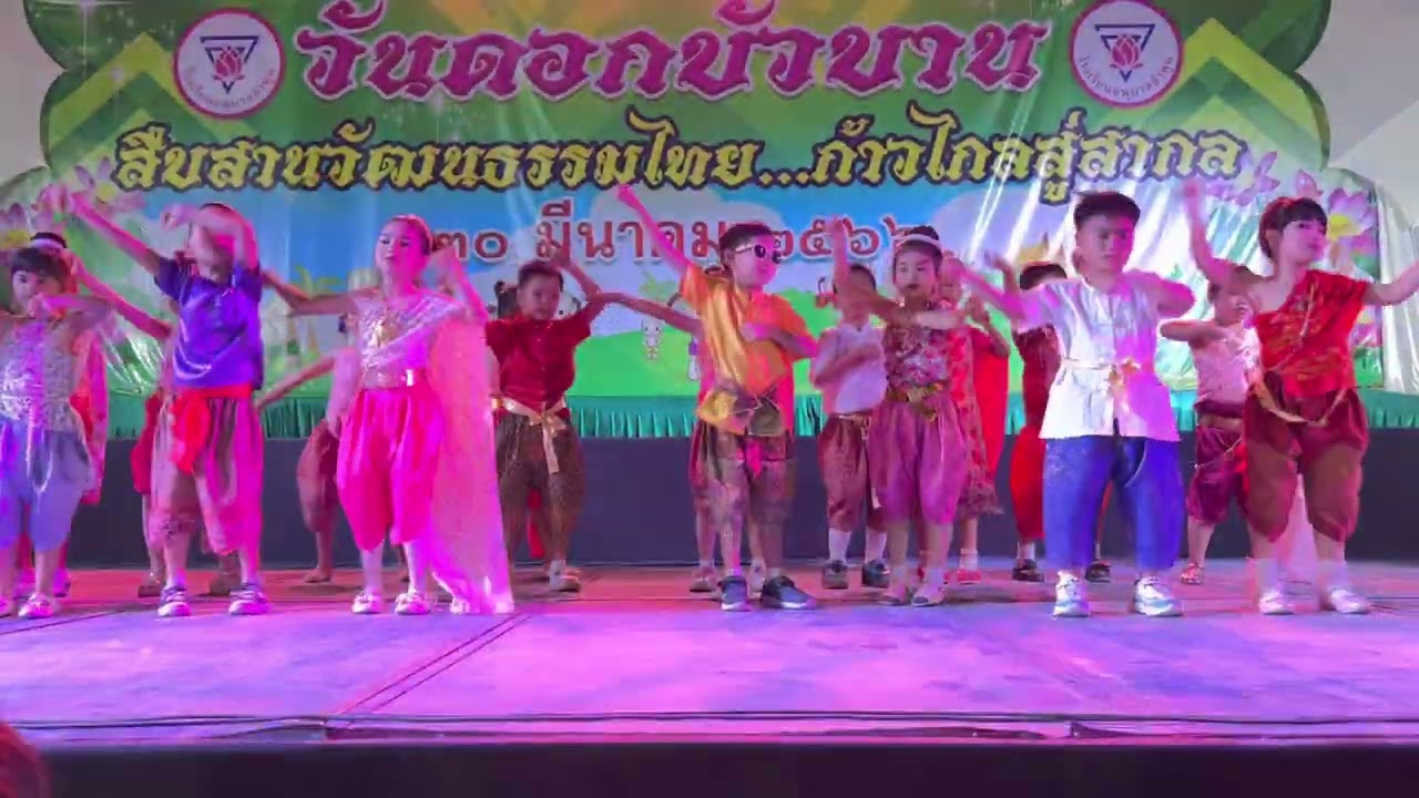 น้องปัถย์ อ.3/5 โรงเรียนอนุบาลลำพูน แสดงชุดการละเล่นเด็กไทย วันดอกบัวบาน ปีการศึกษา 2565