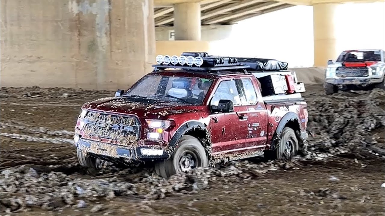 1/8 Scale FORD F-150 raptor TractionHobby [KM]  Sand & mud off-road driving Rescue Action 4X4 RC Car