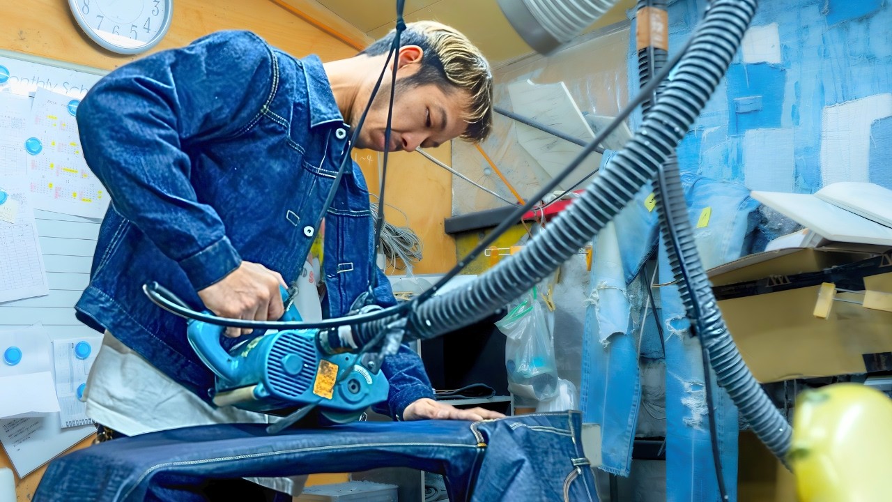 Почему мир одержим японским денимом? Секреты винтажной стирки Окаямы. Мастера и машины | WHOVAL