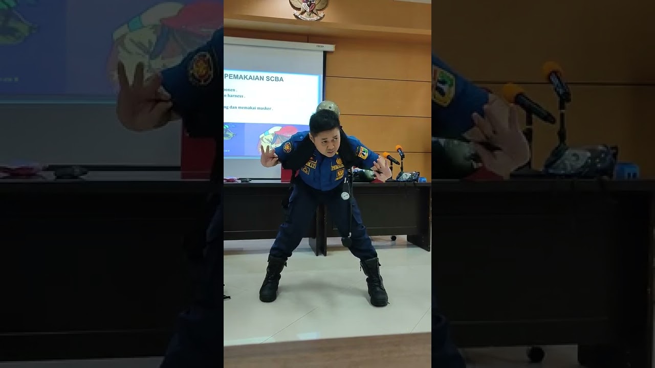Perakitan dan Penggunaan SCBA oleh instruktur Pusdiklat Ciracas