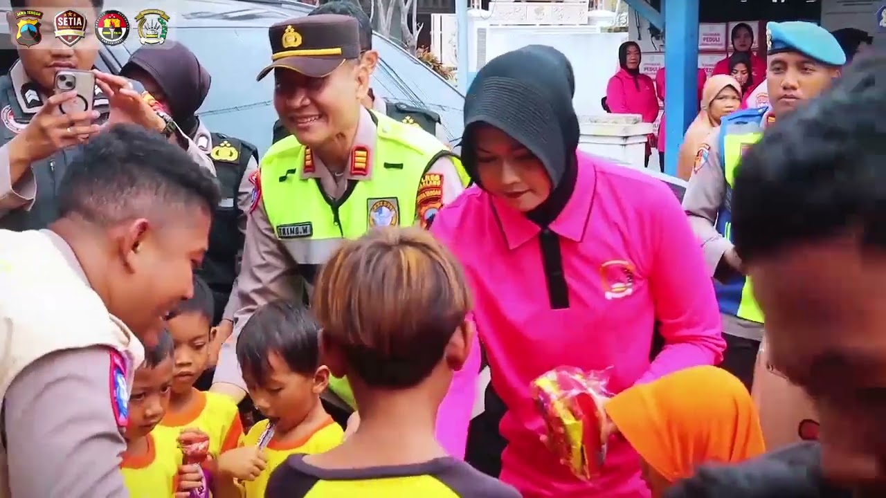 Door To Door Bagikan Bantuan, Kapolres Pemalang Ingin Bertatap Muka Dengan Warga Terdampak Rob