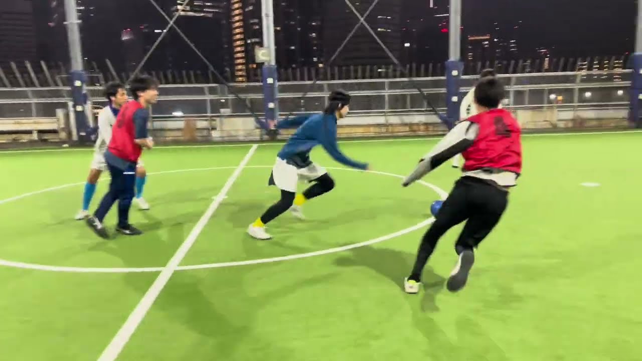 ↑2025/12/30 18:00〜 横浜 フットサル【年の瀬横浜に激うま女性！？無駄のないあまりにも華麗なボールさばき！前半終了時ビブスって言おうとしてMVPと口走る(笑】クーバーフットボールパーク