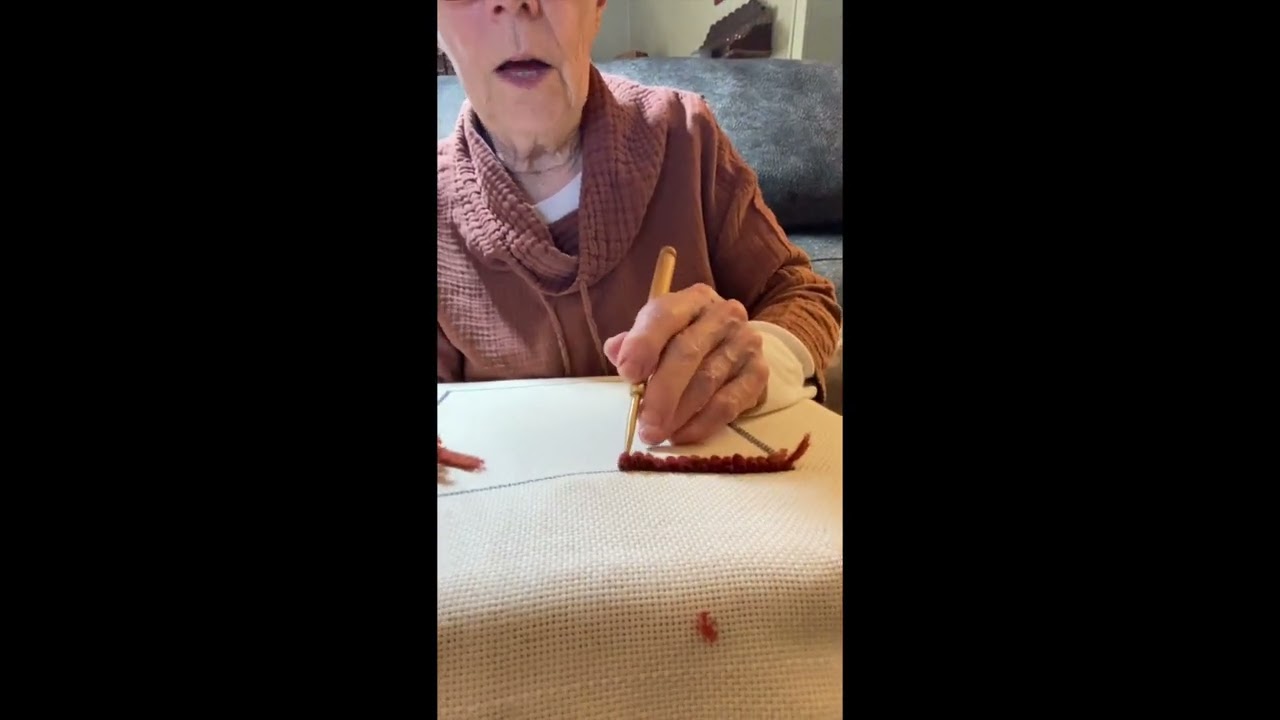 Rug Hooking 101 Express   pulling loops