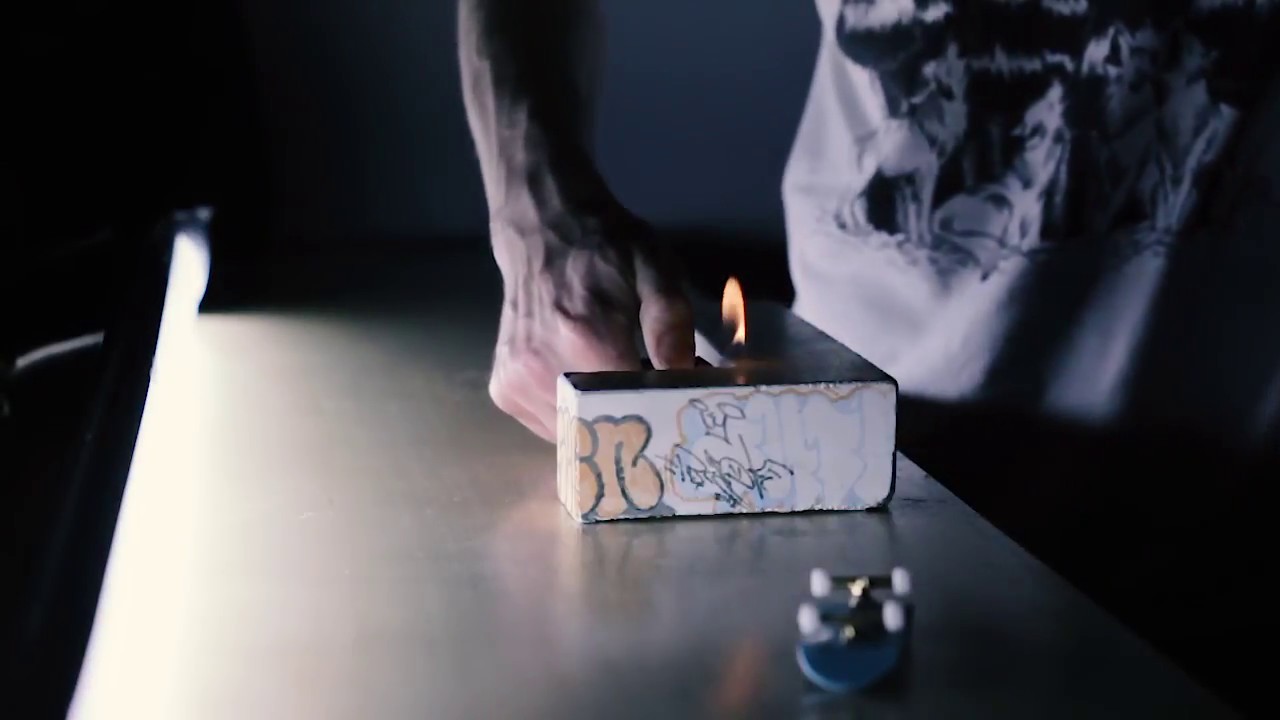 vaporwave fingerboarding