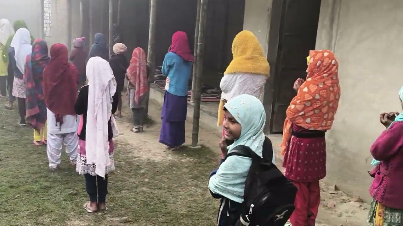علی الصباح جامعہ دارالعلوم زکریا باغنگر وارڈ نمبر 6 ارریہ کے طلبہ وطالبات دعائیہ کلمات پڑھتے ہوئے 