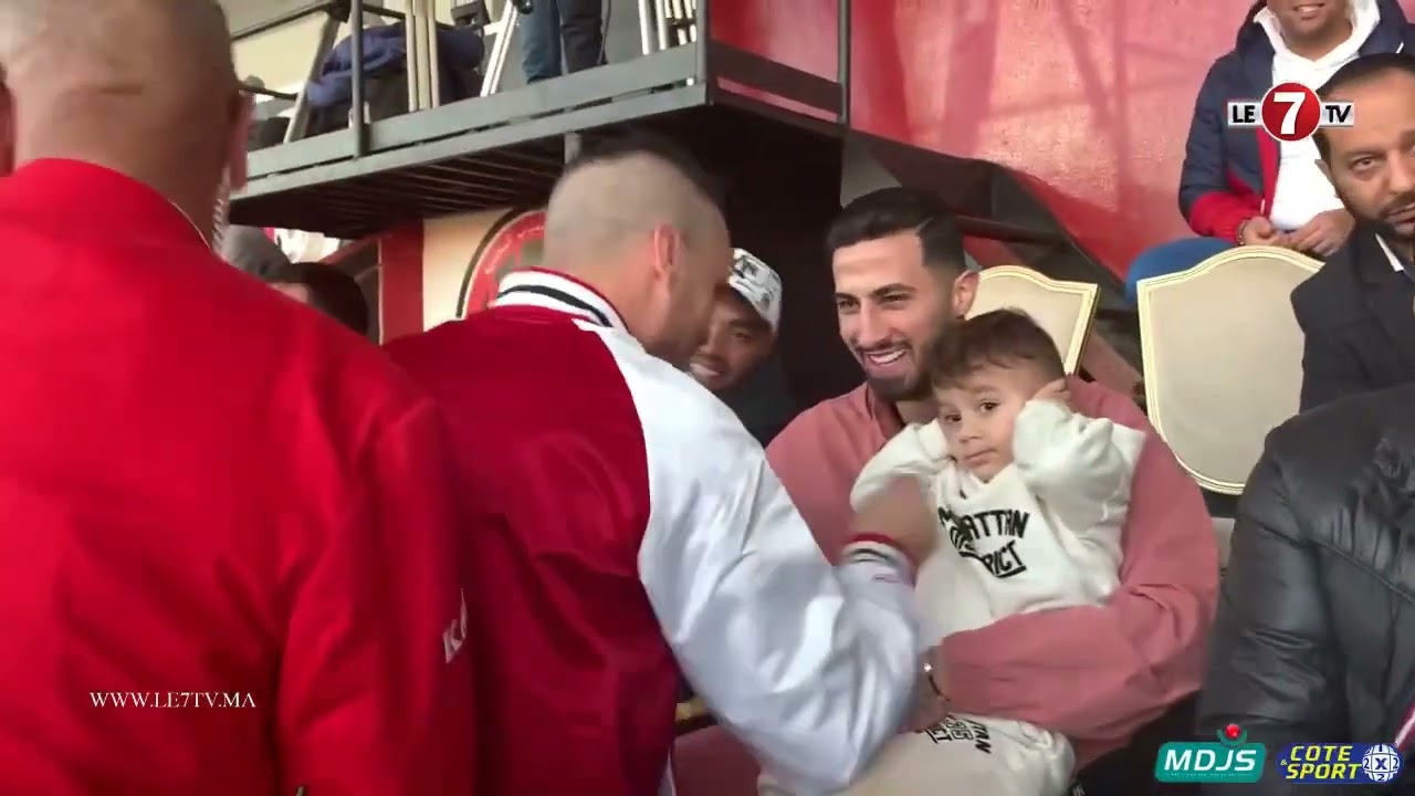 لاعب معيذر القطري أيمن الحسوني يعود إلى المدرجات ويساند زملائه رفقة أبنائه