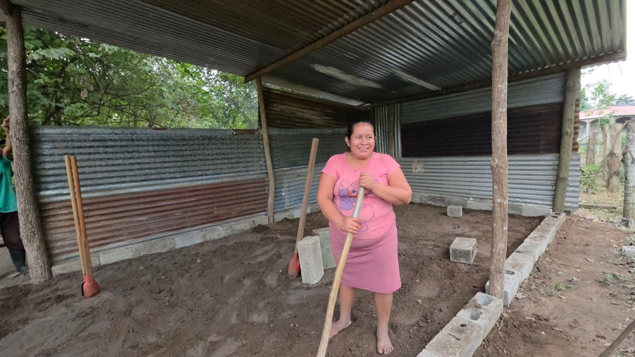 Cushin y juana feliz 😄 porque ya se está terminando de aser su casa. 