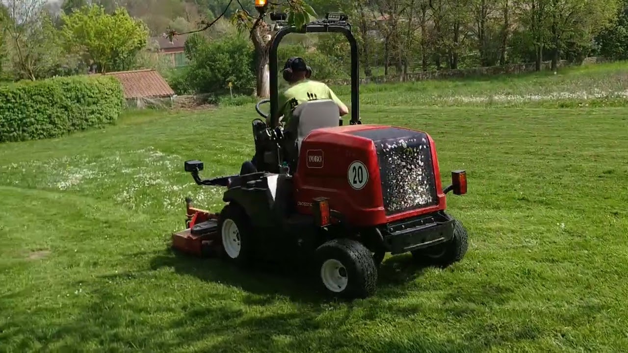 Toro Groundsmaster 3200 im Einsatz
