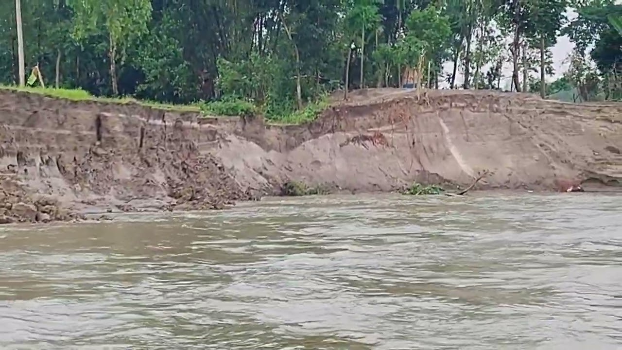 নদী ভাঙ্গনে গ্রামের পর গ্রাম শেষ হচ্ছে জামালপুরে।যমুনা নদী ভাঙ্গনের সর্বস্বান্ত চরের মানুষ।