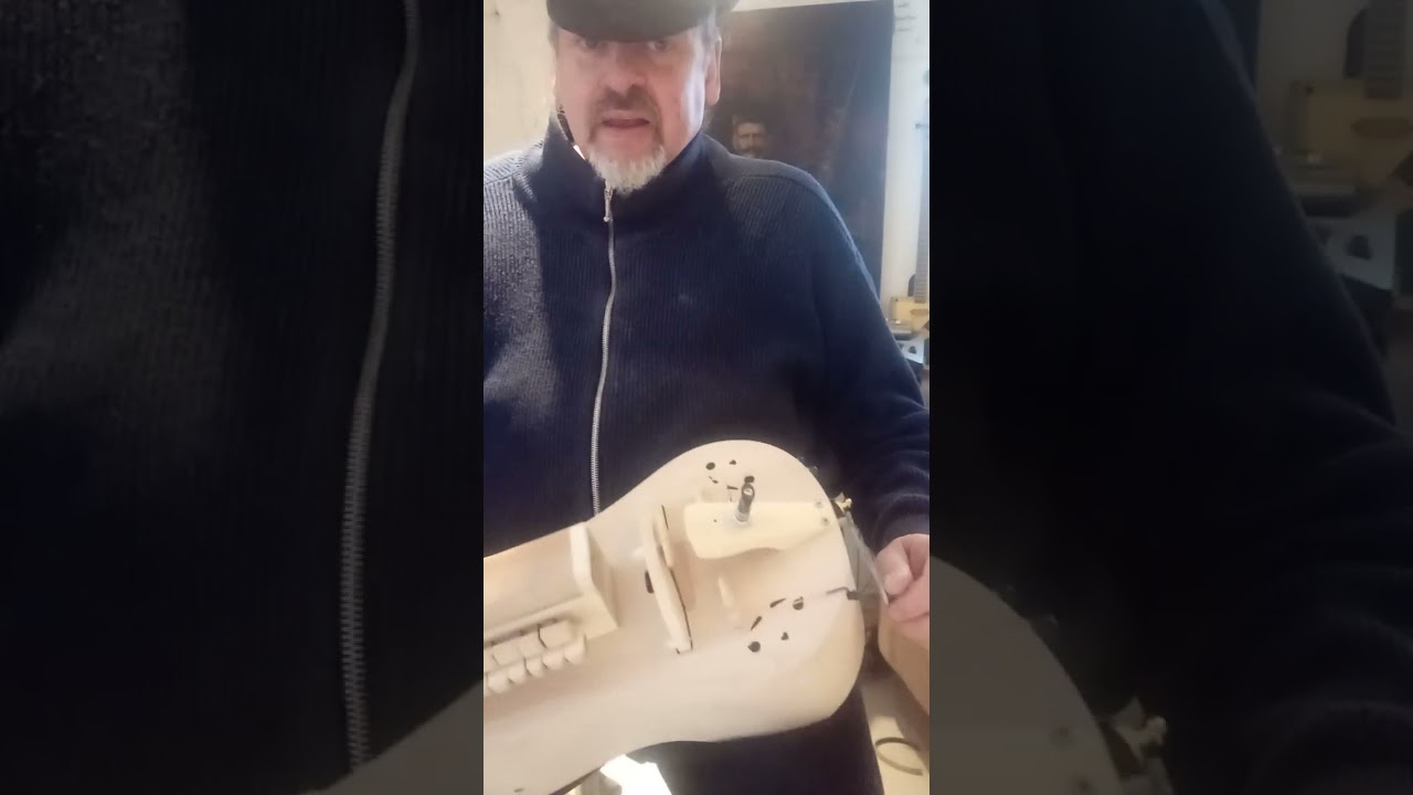 test d'une vielle à roue Mougenot avant collage des chevalets