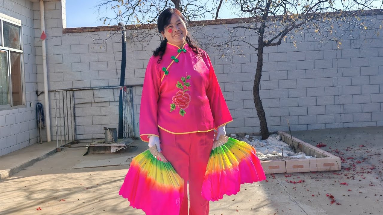 扭秧歌 Yangge dance in rural China.