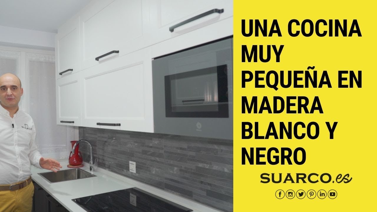 Cocina pequeña en madera blanca y negra con silestone blanco zeus