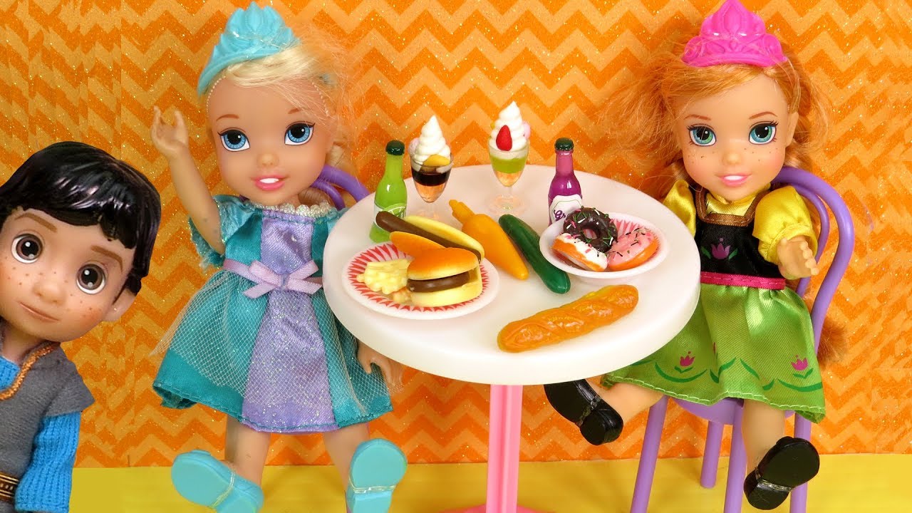 CAFETERIA ! Elsa and Anna toddlers - lunch - Barbie