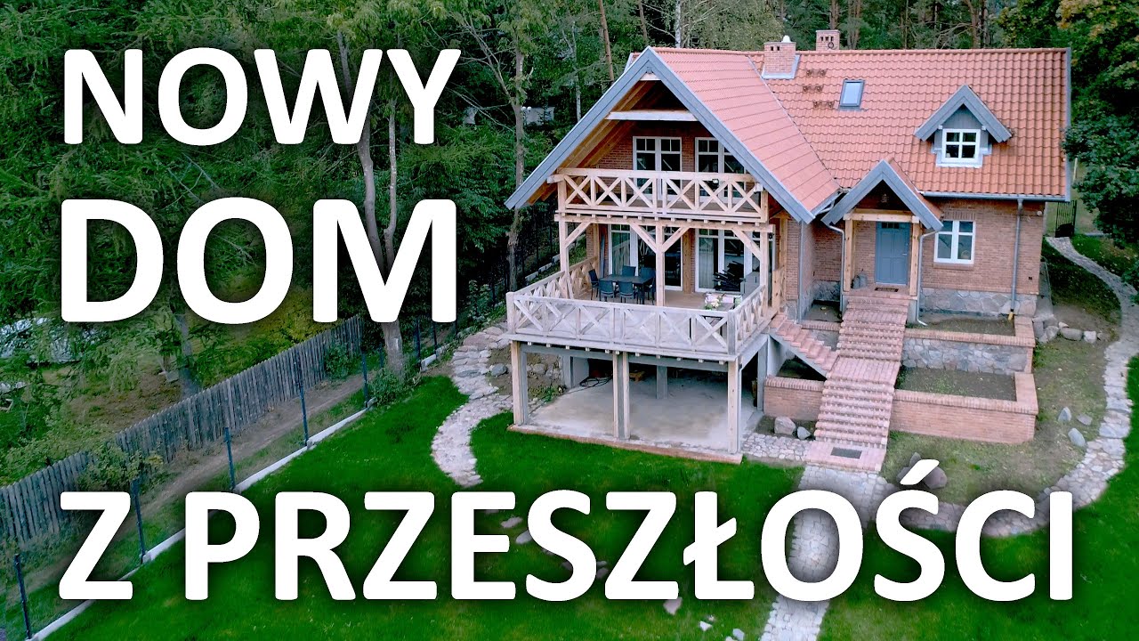 Uroczy dom z cegły z dawną architekturą