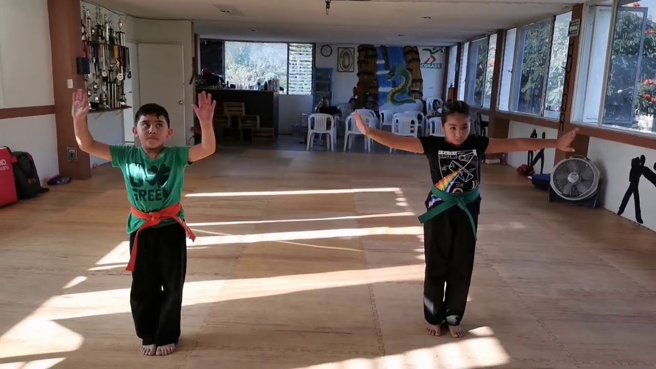 Clase de kick boxing para niños Limalama acondicionamiento físico. Entrena desde casa gratis.