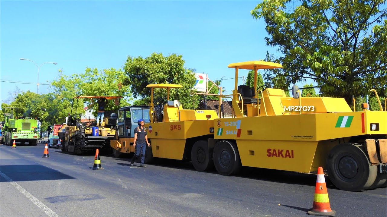 Bad Road Repairing Progress Asphalt Cutting Work With Sakai ER501F Cold Milling