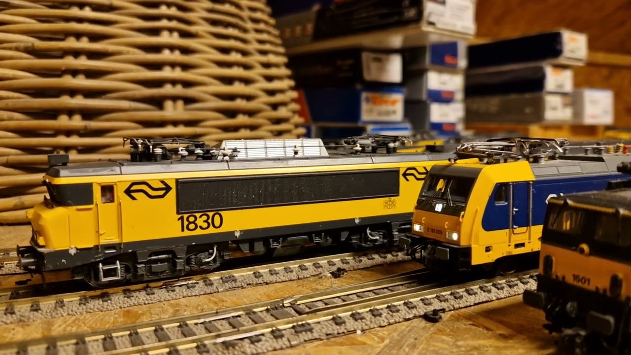 Roco NS 1830 en 1842 met ICK rijtuigen.