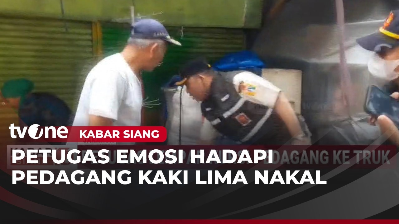 Petugas Lempar Kursi Pedagang Kaki Lima Bandel ke Truk | Kabar Siang