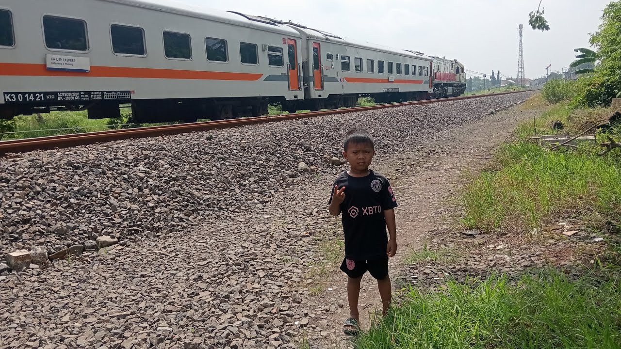 HAMPIR KETINGGALAN KERETA|| Rafif Pulang Sekolah Langsung Lihat Kereta Api 🥳🚂