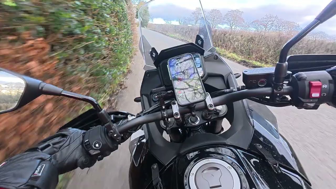 Спокойная рождественская поездка на мотоцикле Honda Transalp 750 по долине Боуленд в канун Рождес...