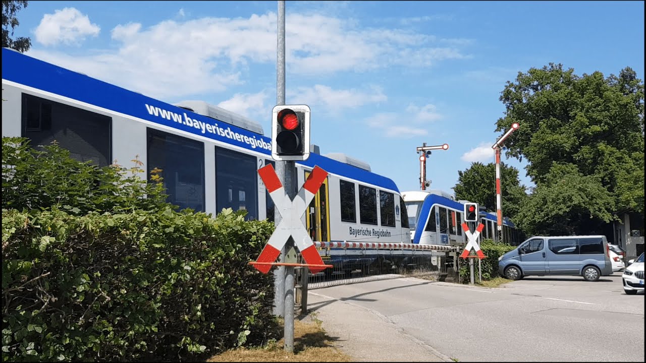 Bahnübergang Utting Eduard-Thöny-Straße ++ Mechanischer Bahnübergang mit großen Schranken.