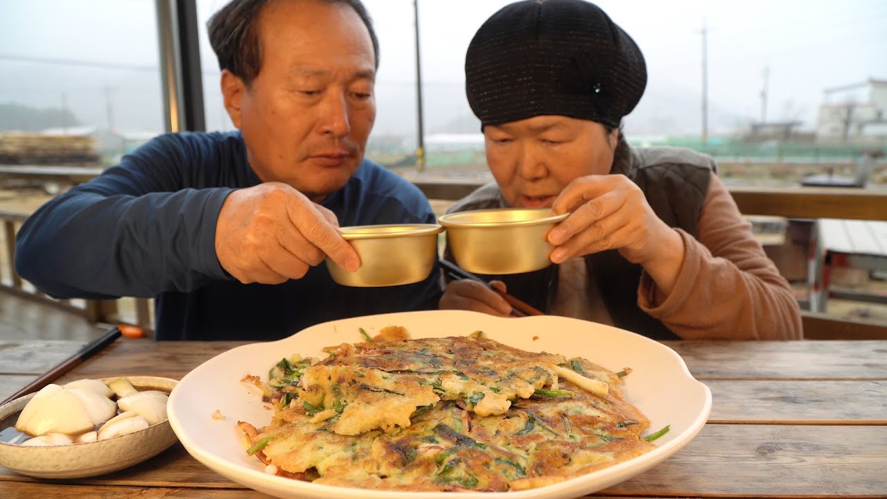 빗소리와 함께 먹는 부추전과 막걸리 한잔~ (Buchu pancake & Makgeoli) 요리&먹방!! - Mukbang eating show