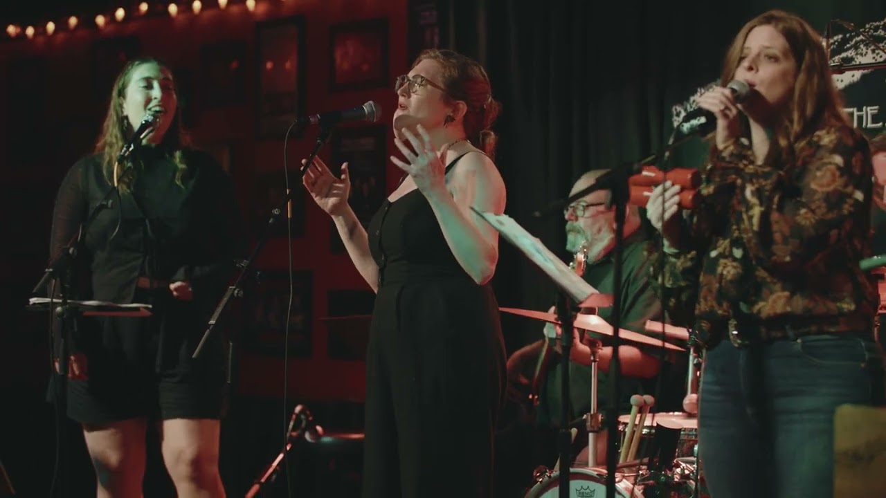 Halley Elwell - I Don't Mind - Live at the Burren