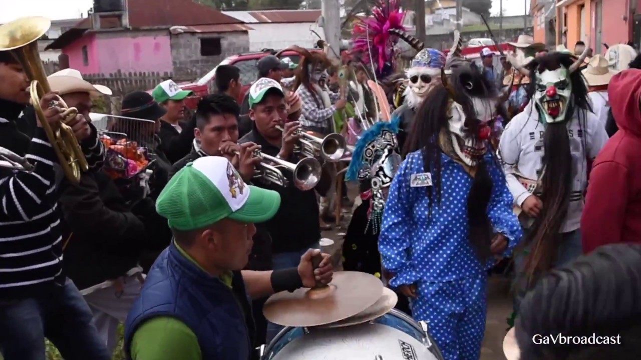 Bailando en las calles de Huayacocotla con Banda de Viento (Carnaval 2018)